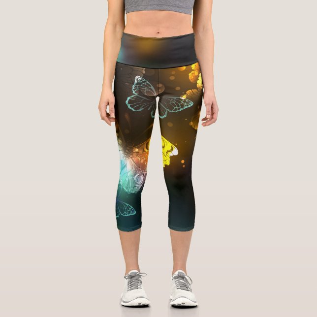 Leuchtende Schmetterlinge und Nachtschmetterlinge Capri Leggings (Vorderseite)