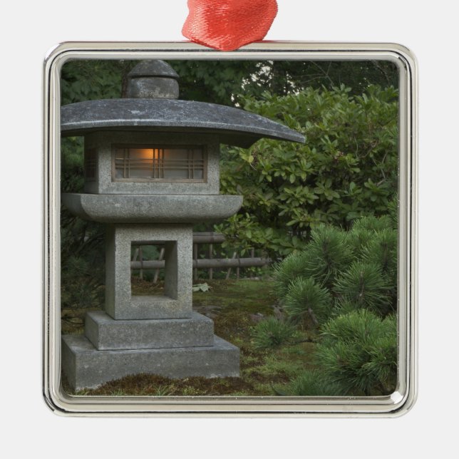 Leuchtende Steinlaterne im Japanischen Garten Silbernes Ornament (Vorne)