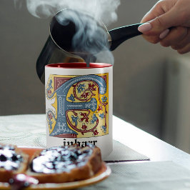 Leuchtender Buchstabe F des mittelalterlichen blau Tasse