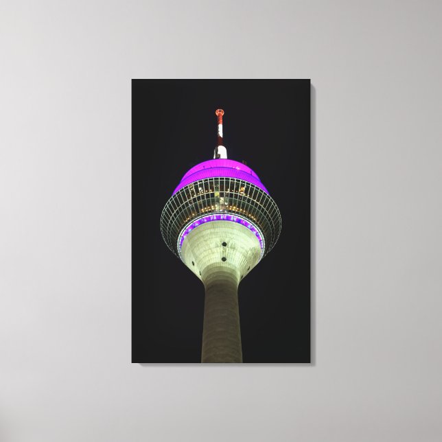 Leuchtender Düsseldorfer Rheinturm bei Nacht Leinwanddruck (Vorderseite)