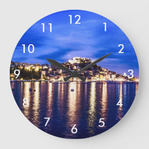 Leuchtender Hafen in Sibenik, Kroatien Große Wanduhr