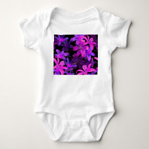 Leuchtendes Blumenmuster, Neondschungellichter. Baby Strampler
