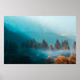 Leuchtendes Licht auf nebligen Herbstwald Poster