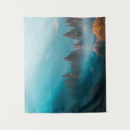 Leuchtendes Licht auf nebligen Herbstwald Wandteppich