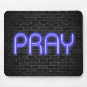 leuchtendes Neon PRAY-Schild auf Backstein Mousepad