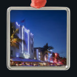 Leuchtfeuer-Hotel, Ozean-Antrieb, SüdMiami Beach, Silbernes Ornament<br><div class="desc">Ozean-Antrieb ist eine Straße im Südstrand? das südliche Teil des Miami Beachs, Florida. Es bekannt für seine Kunst-Dekohotels. Die Straße ist die Mitte die Kunst-Deko-des Bezirkes der Stadt, der Zuhause zu ungefähr 800 konservierten Gebäude ist. Stromlinienförmiges Moderne entwickelt von der Kunst-Dekoart und beherrscht die Straße. | Buena Vista Bilder |...</div>