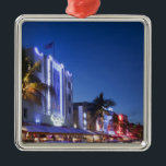 Leuchtfeuer-Hotel, Ozean-Antrieb, SüdMiami Beach, Silbernes Ornament<br><div class="desc">Ozean-Antrieb ist eine Straße im Südstrand? das südliche Teil des Miami Beachs, Florida. Es bekannt für seine Kunst-Dekohotels. Die Straße ist die Mitte die Kunst-Deko-des Bezirkes der Stadt, der Zuhause zu ungefähr 800 konservierten Gebäude ist. Stromlinienförmiges Moderne entwickelt von der Kunst-Dekoart und beherrscht die Straße. | Buena Vista Bilder |...</div>