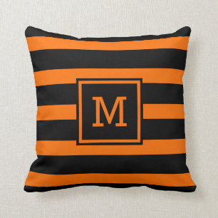 Leuchtorange-und Schwarz-gestreiftes Monogramm Kissen