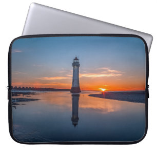 Leuchtturm bei Sonnenaufgang Laptopschutzhülle