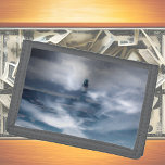 Leuchtturm im Sturm - Ostsee Tri-fold Geldbeutel<br><div class="desc">Dieses Dreifachwallet zeigt eine Fotografie eines Leuchtturms an der Ostsee (Warnemünde),  doppelt belichtet und digital bearbeitet,  um diesen surrealen Effekt zu erzeugen. Foto von Marions Artwork. Für alle Ozeanliebhaber! Schöne Geschenkidee für ihn!</div>