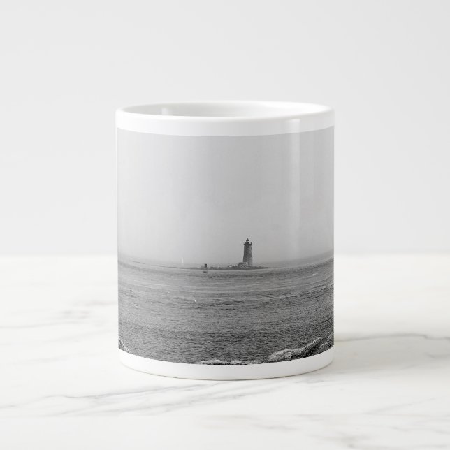Leuchtturm in der Ferne Jumbo-Tasse (Vorderseite)