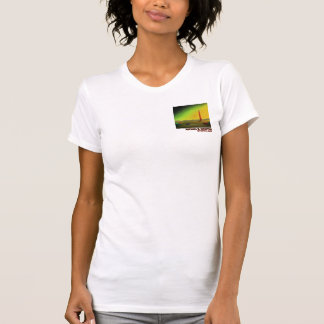 Leuchtturm in einer unfruchtbaren Landschaft T-Shirt