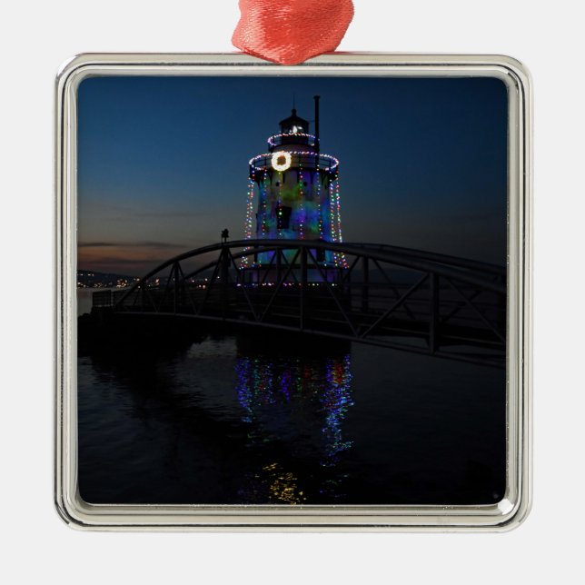 Leuchtturm in Weihnachtsbeleuchtung Ornament Aus Metall (Vorne)