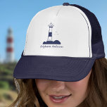Leuchtturm Navy Blue Truckerkappe<br><div class="desc">Eine einfache Kappe mit einer Illustration eines Leuchtturms und einem individuellen Namen in marineblauen Tönen! Es könnte ein ausgezeichnetes Geschenk für einen Seemann,  einen Bootsbesitzer oder einen Liebhaber von Ozeanen und Meeresküsten!</div>