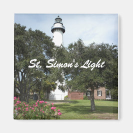 Leuchtturm, Rasen und blühender Bush Magnet