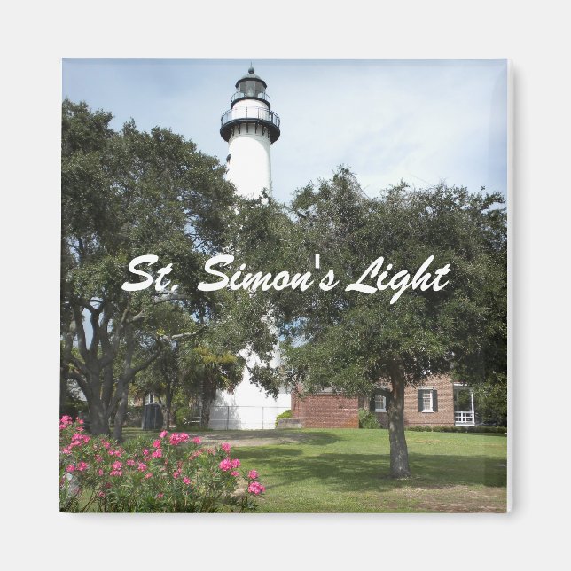 Leuchtturm, Rasen und blühender Bush Magnet (Vorne)