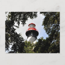 Leuchtturm St. Augustine oben, gerahmt von Eichen