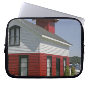 Leuchtturm umsiedelt Küste in Douglas nahe 2 Laptopschutzhülle