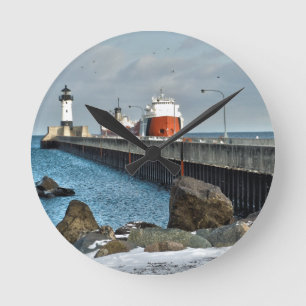 Leuchtturm und Schiff in Duluth Minnesota Runde Wanduhr