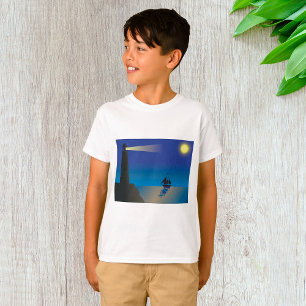 Leuchtturm und Segelboot bei nächtlicher mondbesch T-Shirt