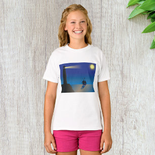 Leuchtturm und Segelboot bei nächtlicher mondbesch T-Shirt
