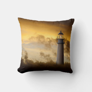 Leuchtturm unter Dramatischem Himmel Kissen