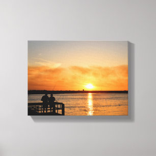 Leute, die am Sonnenuntergang des Flusses fischen Leinwanddruck