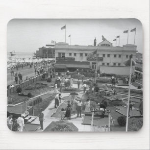 Leute, die erhöhte Ansicht B&W des Minigolfs Mousepad