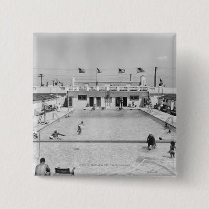 Leute, die Pool im im FreienB&W erhöht sich Button