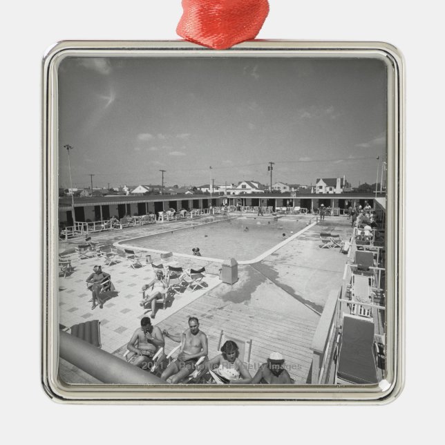 Leute, die Swimmingpool am im FreienB&W sich Ornament Aus Metall (Vorne)