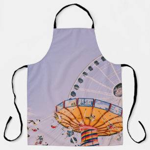 Leute, die tagsüber auf dem Fahrrad fahren Schürze