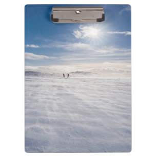Leute, die über Schnee gehen, Island Klemmbrett