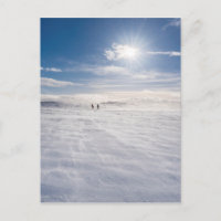 Leute, die über Schnee gehen, Island