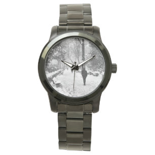 Leute im Park im schneebedeckten Wintertag Armbanduhr