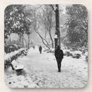 Leute im Park im schneebedeckten Wintertag Getränkeuntersetzer