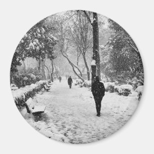 Leute im Park im schneebedeckten Wintertag Magnet