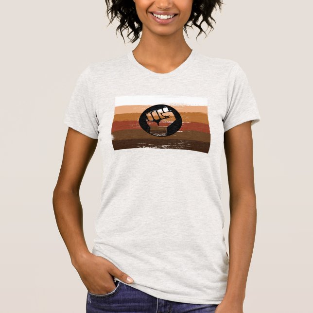 Leute mit farbigem Pride-T - Shirt (Vorderseite)