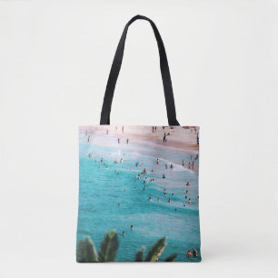 Leute schwimmen am Strand