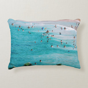 Leute schwimmen am Strand Dekokissen