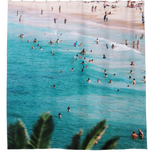 Leute schwimmen am Strand Duschvorhang (Vorderseite)