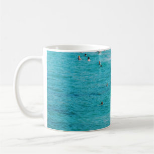 Leute schwimmen am Strand Kaffeetasse