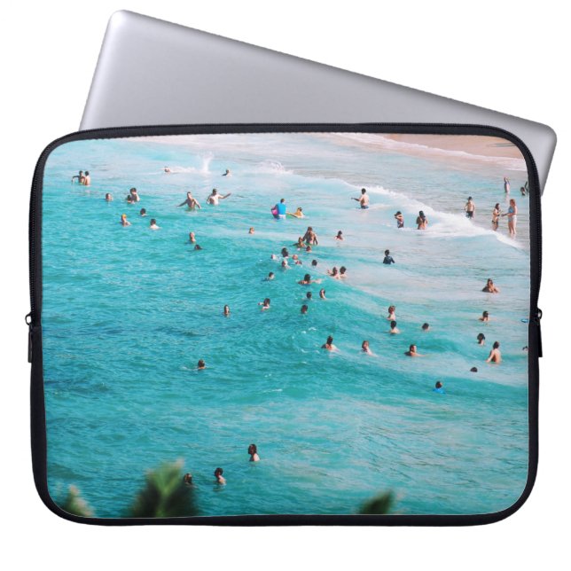 Leute schwimmen am Strand Laptopschutzhülle (Vorderseite)