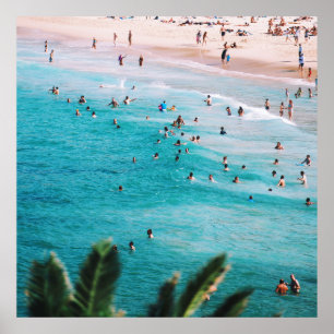 Leute schwimmen am Strand Poster
