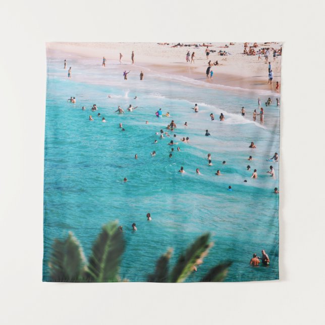 Leute schwimmen am Strand Wandteppich (Vorderseite)