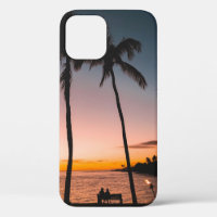 Leute sitzen am Strand in der Nähe des Meeres