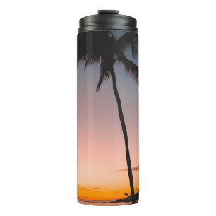 Leute sitzen am Strand in der Nähe des Meeres Thermosbecher