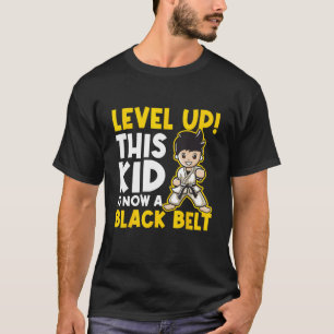 Level up dieses Kids ist jetzt ein schwarzer Gürte T-Shirt