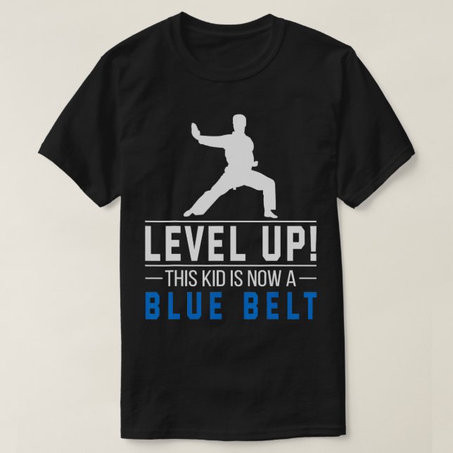 Level Up Dieses Kind ist jetzt ein Blue Belt Karat T-Shirt (Design vorne)