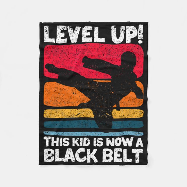 Level Up Dieses Kind ist jetzt ein schwarzer Gürte Fleecedecke (Vorderseite)