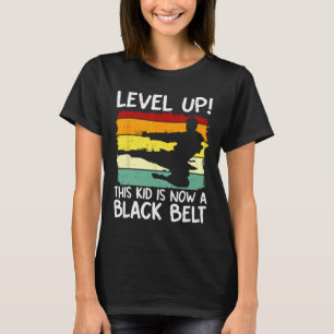 Level Up Dieses Kind ist jetzt ein schwarzer Gürte T-Shirt